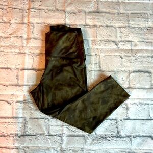 NoBull size M capris dark army green and black pattern